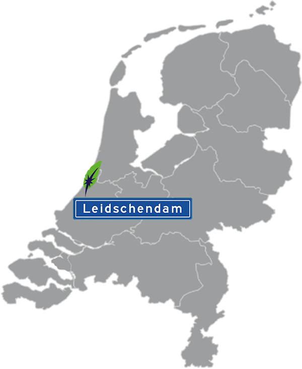 Grijze kaart van Nederland met Leidschendam aangegeven voor maatwerk taalcursus Spaans zakelijk - blauw plaatsnaambord met witte letters en Dagnall veer - transparante achtergrond - 600 * 733 pixels